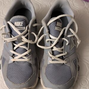 Nike Men's Gray Athletic Shoes